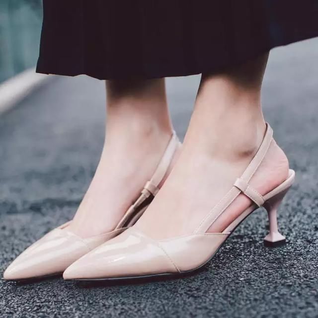 尖头高跟凉鞋性感又时尚，能使你的脚踝更加优美