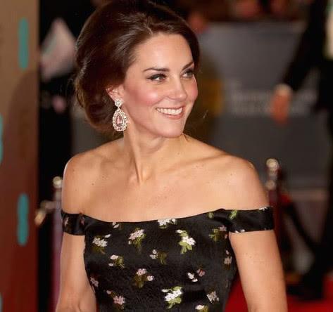 戴安娜王妃两任儿媳穿搭PK, 凯特王妃不敌扎头发的梅根, 网友: 罕