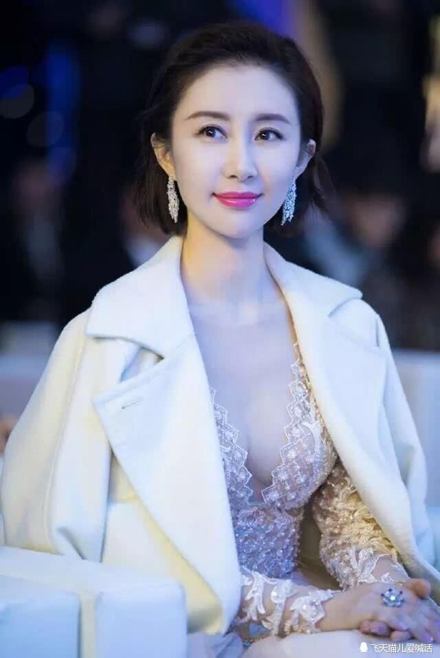 30岁舒畅胆子真大，上半身礼服遮不住，网友：注意力全集中在这儿