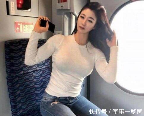 街拍：迷人的紧身打底裤美女，尽显女神的甜美感