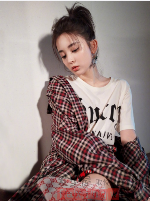 清新女生无刘海露额扎发 日常释放青春魅力