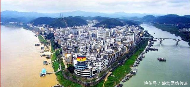 广东西部一个县, 距离广西梧州市仅20公里, 被称为“小桂林”