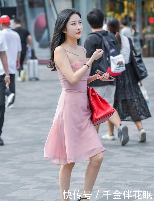 『小姐姐』等待一秒钟入夏?茫茫裙海之中的这条裙子,让你性感又显腿长!