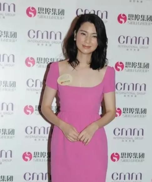  『红色』洪欣颜值高就是任性，芭比粉连衣裙也敢穿，意外减龄10岁不止