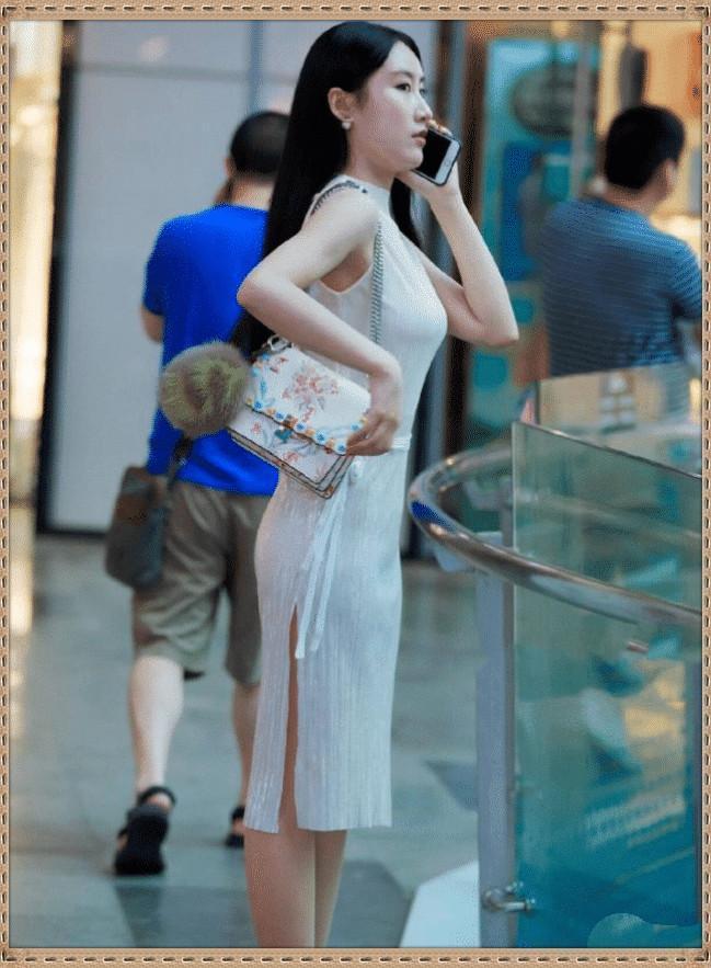  无比|街拍：40岁阿姨这么年轻，离不开白色裙子的衬托吧？美艳无比！