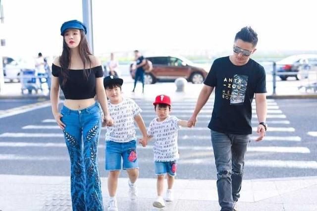 冉莹颖越发火辣!短T配镂空牛仔秀性感小蛮腰，闪亮脐环很吸晴!