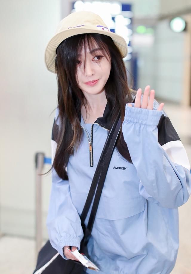 张天爱一改往日御姐风，现身机场剪了个小刘海，简直像换了张脸