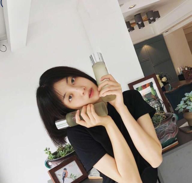 李溪芮最近又美了，手上拿的这款还挺好用，是用它用的吗？