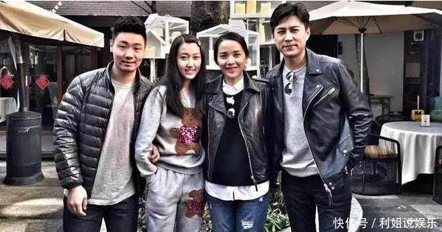#粉丝#李佳很随和,粉丝求合影素颜也答应,靳东与老婆穿情侣外套超开心