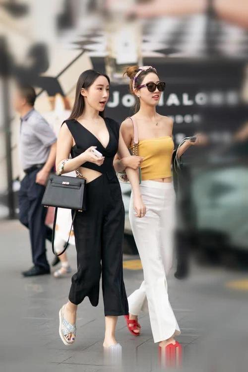 街拍:凸显凹凸有致的完美身材,身材窈窕,女人味十足