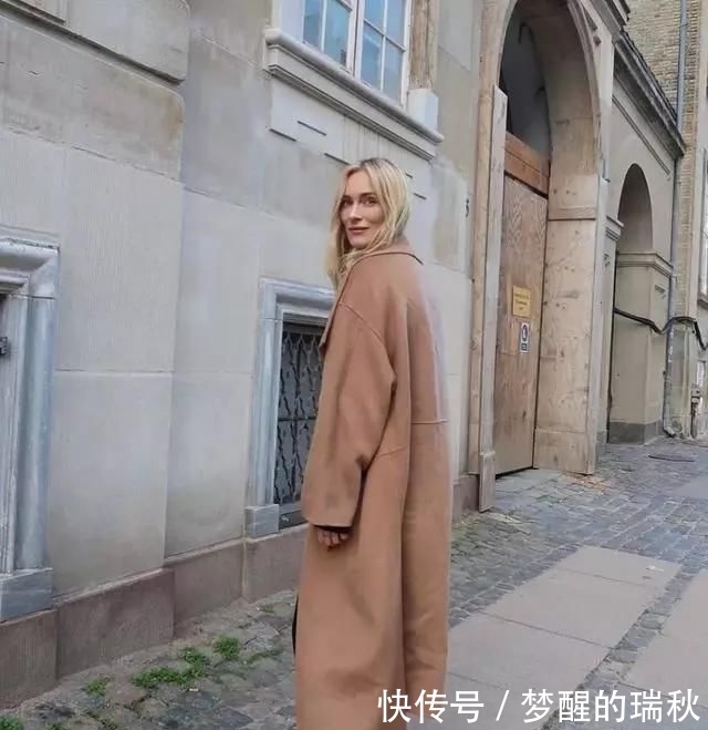  [运动鞋的搭配]“短靴”不受宠了，春天“长大衣＋运动鞋”最流行，时髦还显高