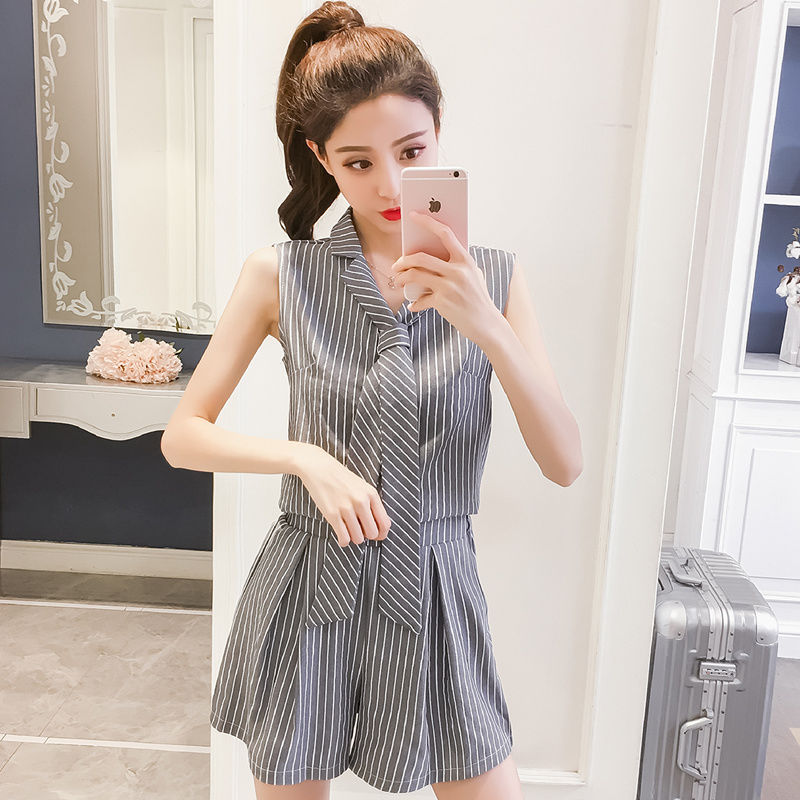 如果你是7080后，穿裙子不方便，可以尝试穿套装，时尚显活力