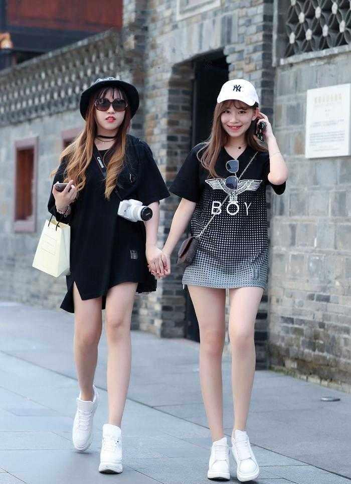 街拍：年轻俏丽的闺蜜，时尚有活力，哪一对你最喜欢？