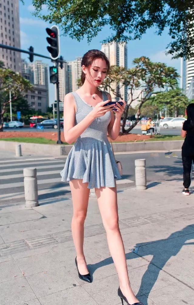  配上一双：出街搭配高跟鞋，做有韵味的女人