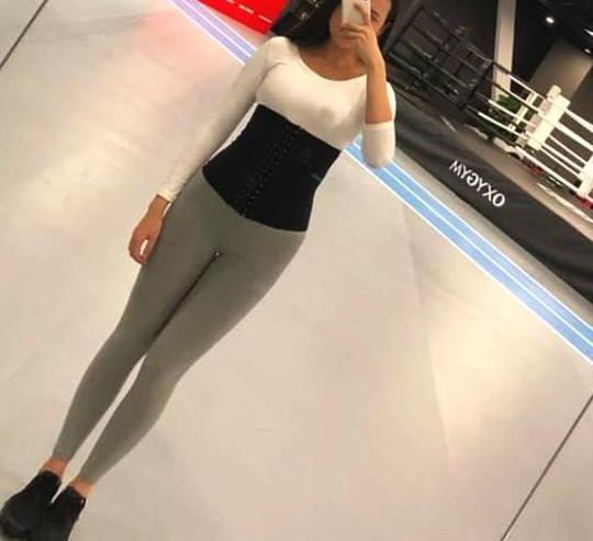 街拍：时尚甜美的紧身打底裤美女，成为目光的焦点