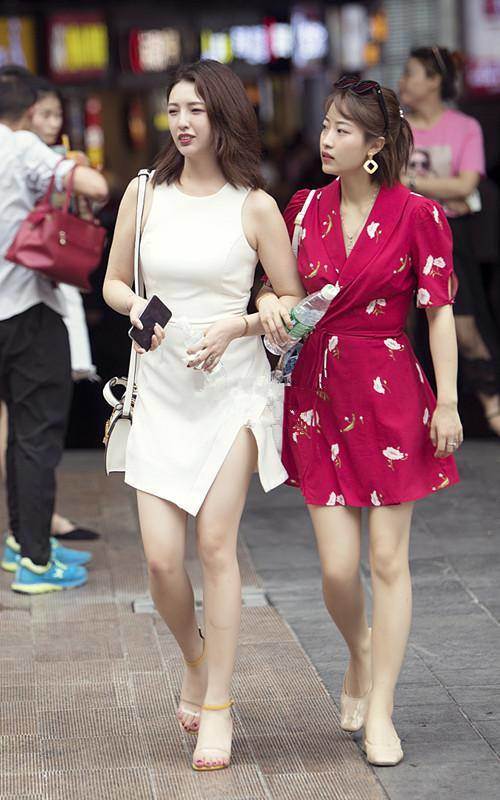 路人街拍，长相清秀的小姐姐，穿着简单又出众，洋溢着青春的气息