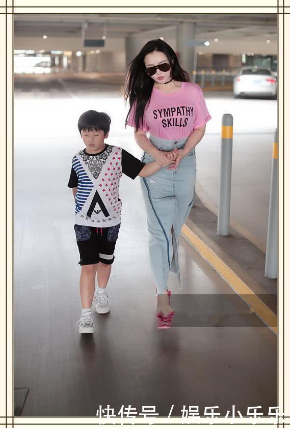 一直以为冉莹颖穿T恤衫无人能敌，但看到徐冬冬这效果，我沉默了