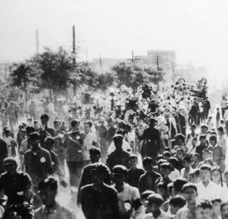  「真实」老照片：雷锋下葬时的真实场景，现场人山人海，墓地如