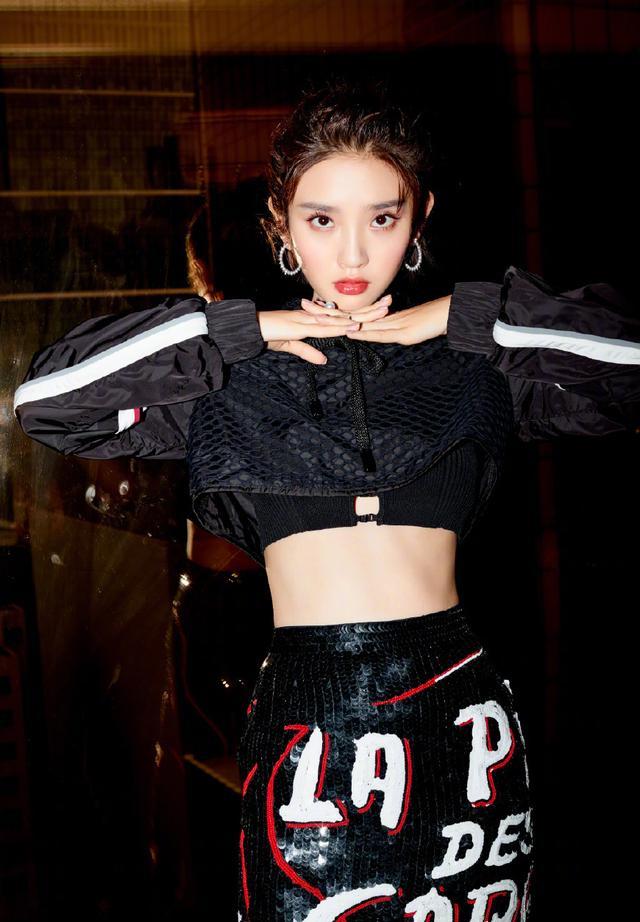 唐艺昕真厉害！透明鞋+小香风连衣裙，网友：一般人还真不敢穿