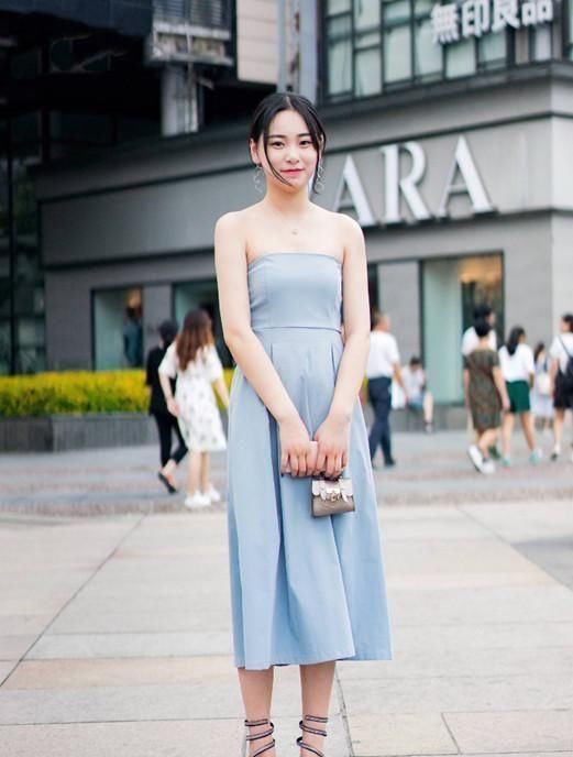  「蕾丝」街拍美女一袭时尚蕾丝吊带裙，美得如仙女一般