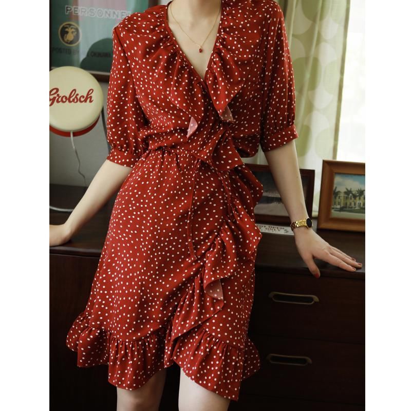 火爆夏季的波点裙,70后阿姨穿上身也毫无违和感,显得人更美