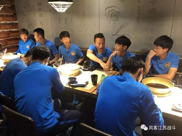 喷子加造谣太可怕！苏宁球员米兰吃顿火锅被黑惨了