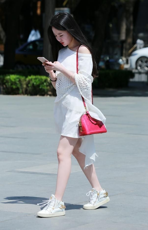 街拍女孩:高贵俏丽细嫩皮肤，一双大长腿!