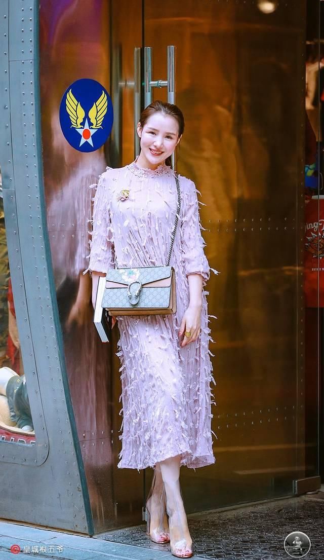  「女性」街拍：时尚美女们的穿搭，百搭不挑人，适用于大部分女性穿着