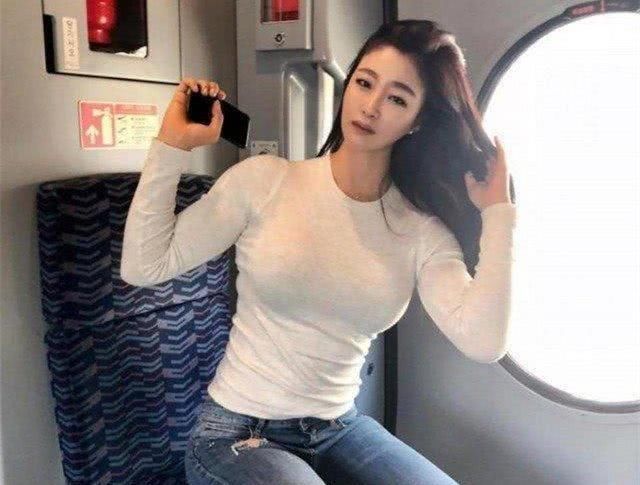 牛仔裤既时尚又百搭,很适合休闲旅游的时候穿更显青春的力量