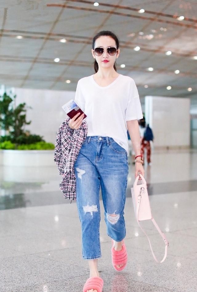 王鸥腿是真长，牛仔长裤穿成9分裤，看到鞋子，整个人都不好了