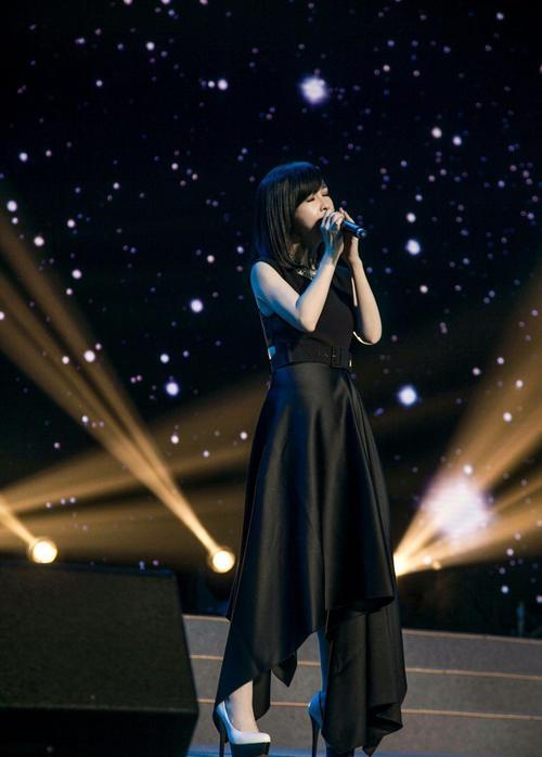 皮肤松弛，面目苍老，周慧敏这是真的老了！网友：不再是冻龄女神