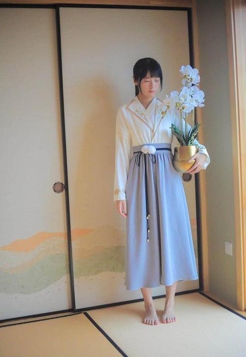 长江七号的徐娇长大了，素颜现身机场，毫无朝气！