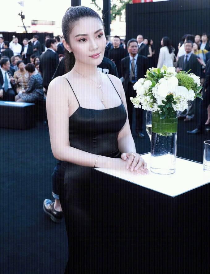 徐冬冬真会穿, 丰满身材还敢穿紧身吊带, 网友: 越来越有女人味了