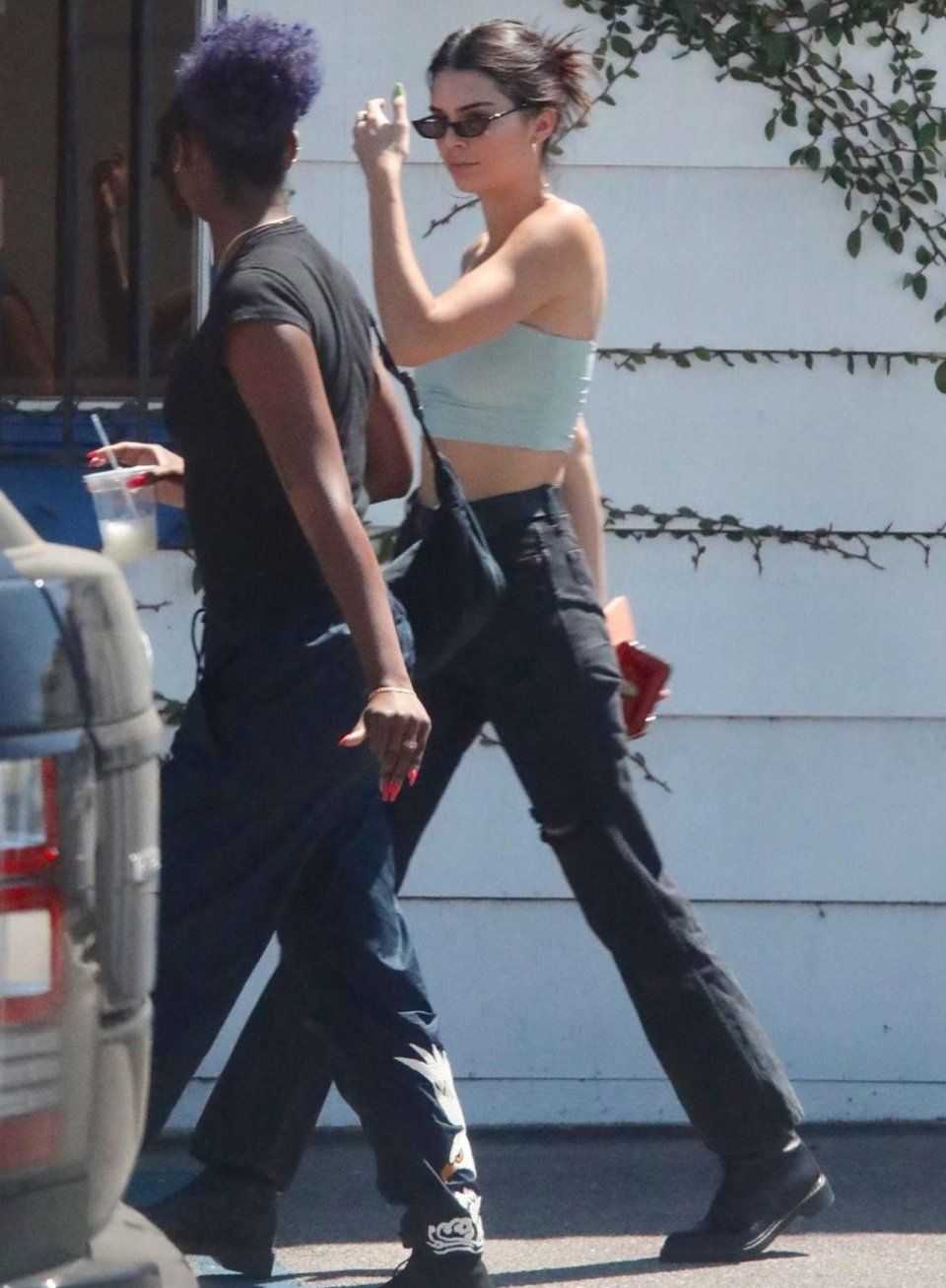 肯达尔詹娜吊带背心搭配牛仔裤出门，网友：超模永远不会穿错！