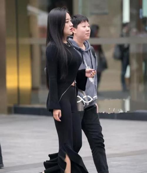  「风采」美女时尚街拍：占尽风流的小姐姐，一件白色的连衣裙，气质风采迷人