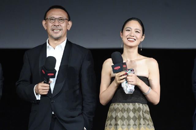 39岁周韵又现身秒杀网友了，简洁风穿出高级美，姜文真的好眼光！