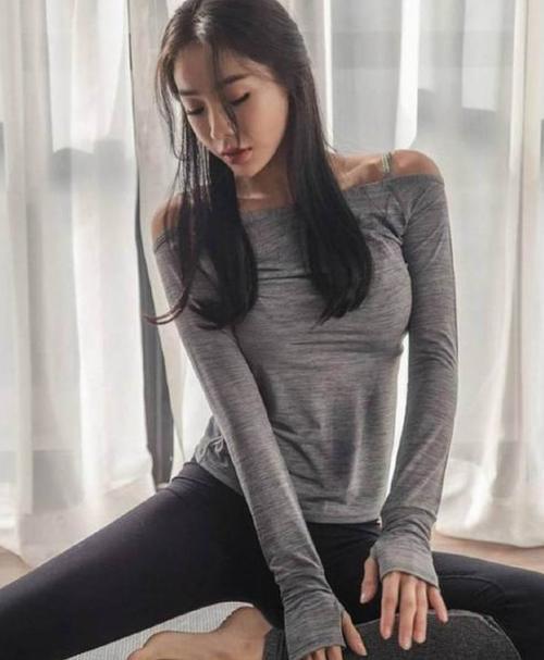 娉婷婀娜紧身打底裤美女，尽显丰腴迷人的臀部曲线，十分吸引人