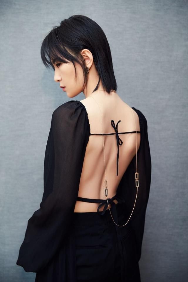 周笔畅疯狂甩肉20斤，瘦出了锁骨和蝴蝶骨，从假小子变成了真女人