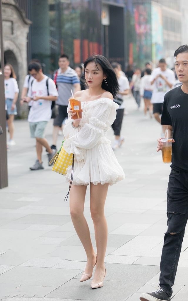 气质|路人街拍,小姐姐身上穿着一件气质的衬衫裙,显得温婉可人