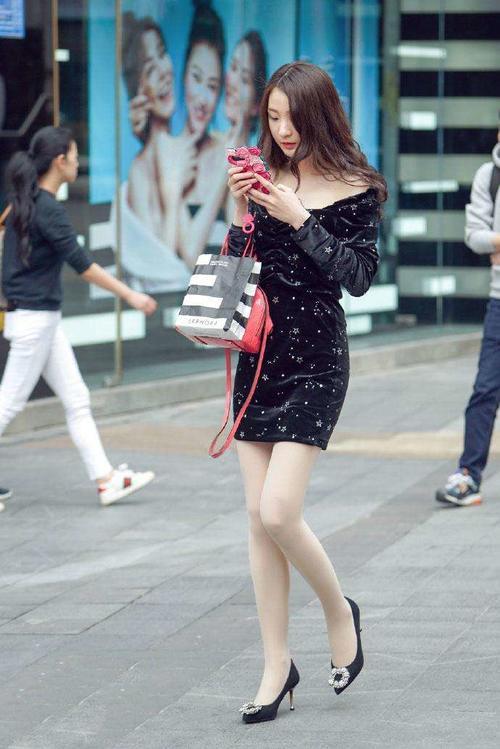 街拍：小姐姐街头秀长腿，高腰热裤，腰很好的漏出来