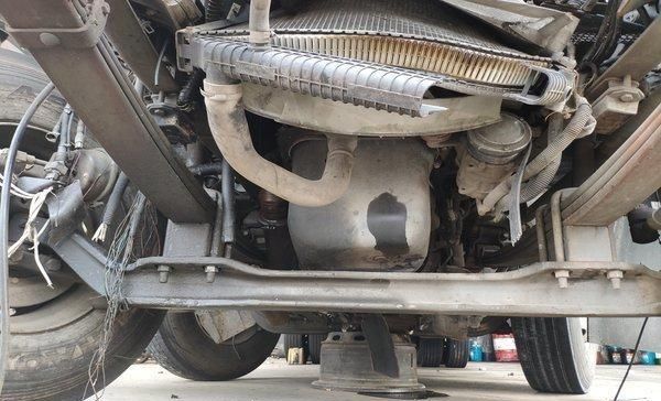 堪称教科书式追尾,这台卡车的驾驶室后移有点