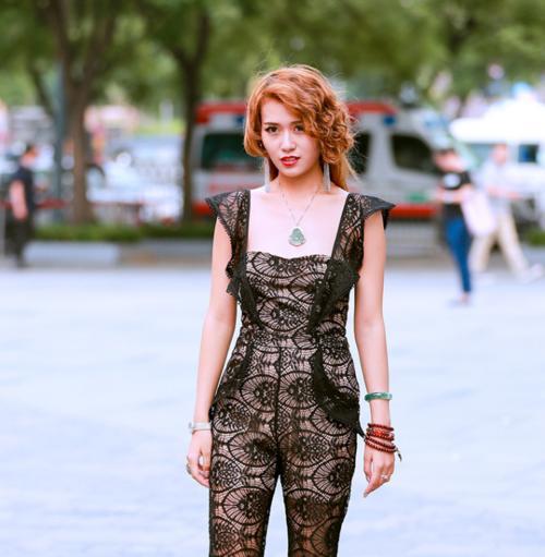 紧身牛仔裤展现美女那完美的曲线，散发着不一样的魅力，真好看！