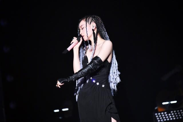 张靓颖素颜现身皮肤松弛和以往判若两人，网友：岁月是把杀猪刀！