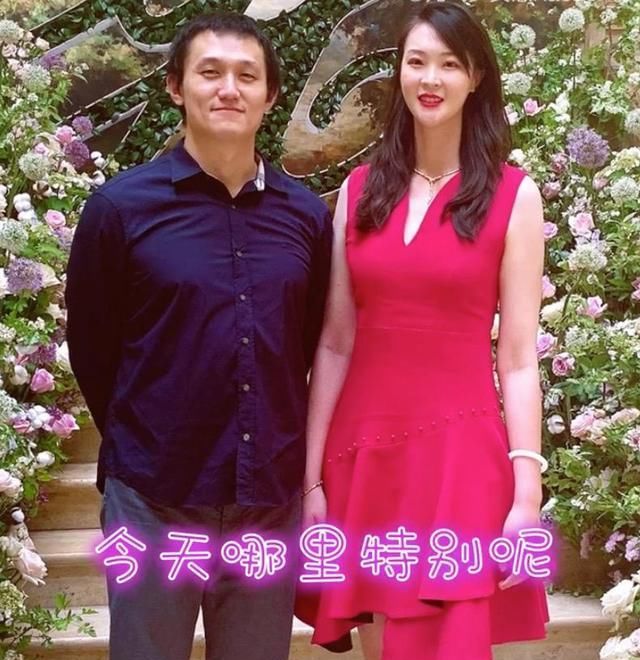 【发际】女排队长结婚两周年!老公高歌一曲献给爱妻,婚后发际线让人担忧