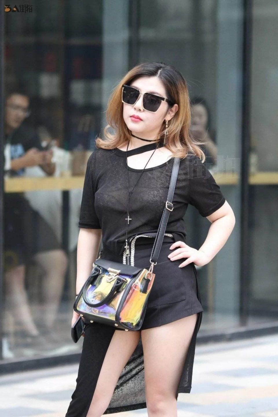 街拍:好自信的大姐