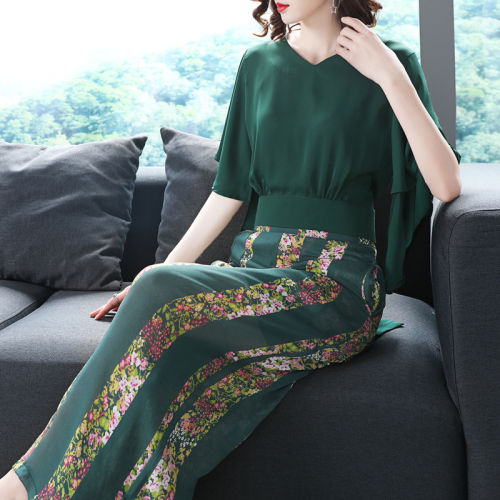 女人一旦过了40，别穿花里胡哨了，这样穿阔腿裤套装才显优雅美