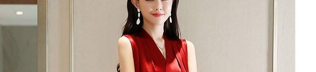 四五十妈妈别老穿套装，三伏天穿时髦真丝连衣裙，美的不像中年人