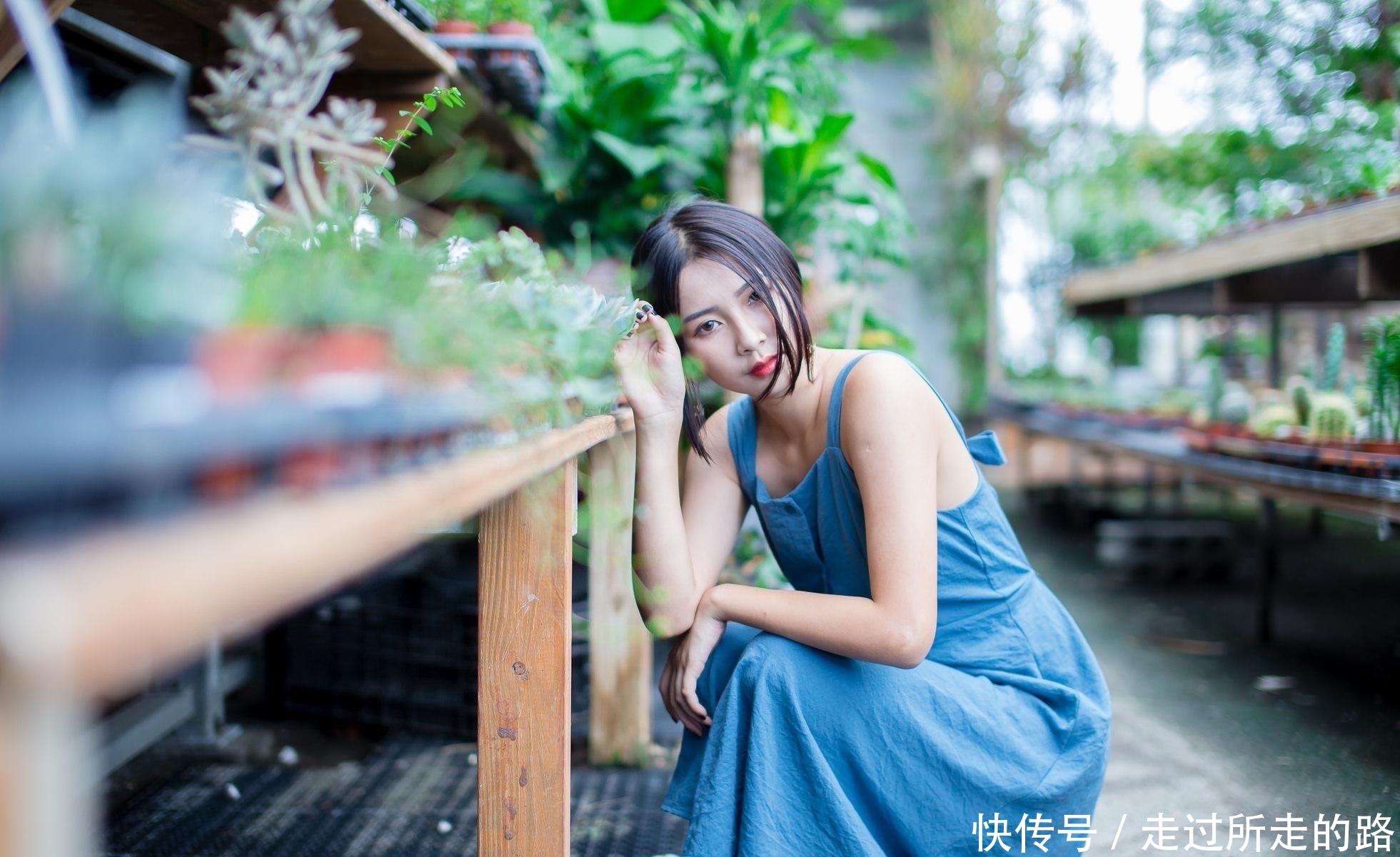 『写真』青春美少女蓝色吊带连衣裙时尚生活写真