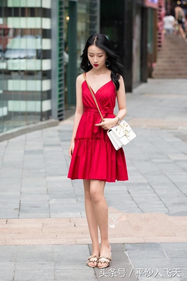 杭州街拍:夏天女生怕被晒黑,却又穿着热裤去逛街,这是为何?