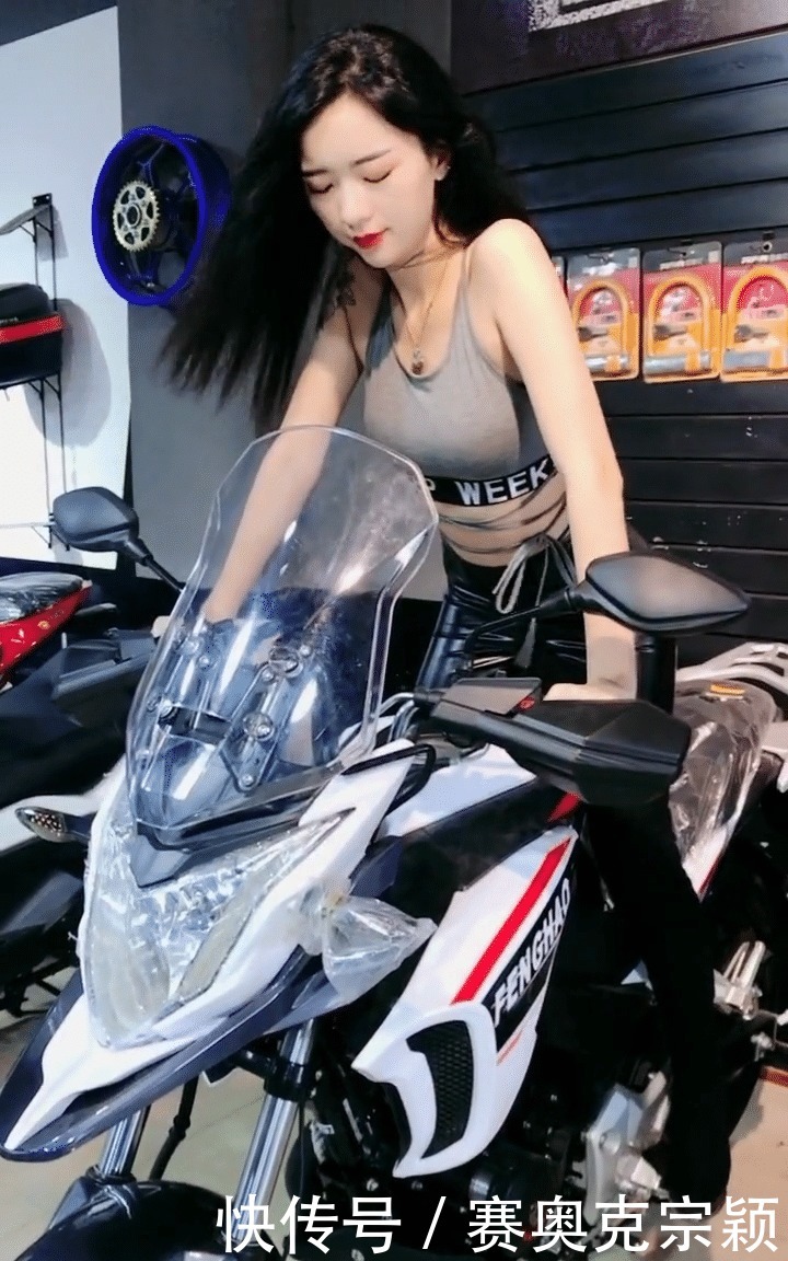  『美女』摄影：骑摩托车的美女穿上皮裤，给我一个眼神，尽显女王范